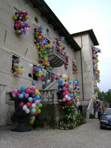 allestimento palloncini personalizzati, cascate di palloncini colorati escono dalle finestre di un castello