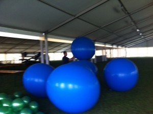 Palloncini personalizzati con il logo blu durante la preparazione