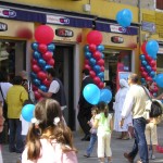 Inaugurazione negozi, colonne di palloncini blu e rossi