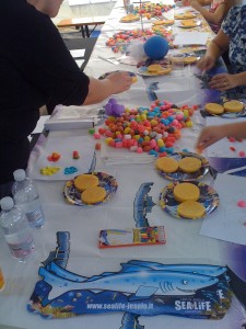 Organizzazione Eventi aziendali: tavolino con happy mais colorato