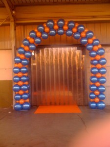 arco di palloncini blu e arancioni