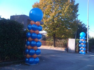 colonne segnalatrici di palloncini arancioni e blu 