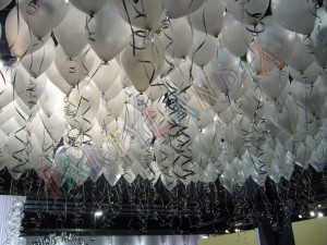 Addobbi di palloncini: soffitto ricoperto di palloncini bianchi ad elio con nastrino argentato 