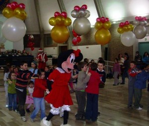 Mascotte di Minnie balla con i bambini durante una Festa aziendale natalizia