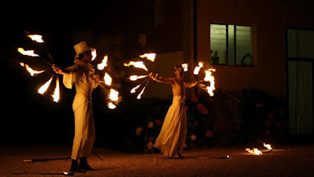animazioni e spettacoli per matrimoni, due artisti giocano con il fuoco