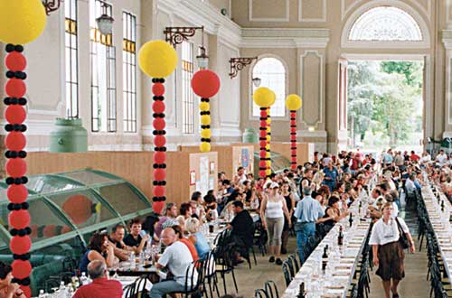 allestimento di un grande evento: enormi colonne di palloncini colorati come addobbi di una sala