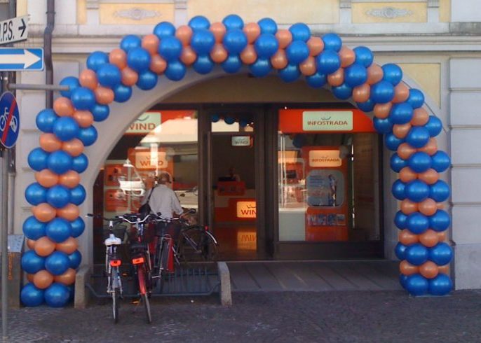 Inaugurazione punto vendita con arco di palloncini blu e arancio