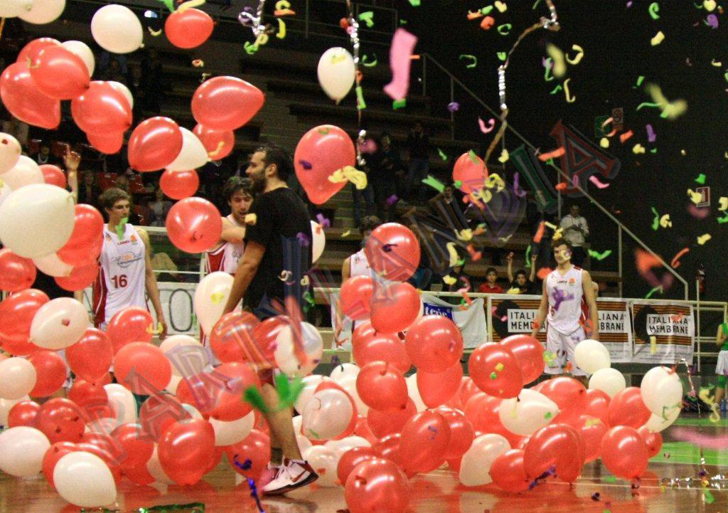 cascata di palloncini bianchi e rossi con kabuki colorati in un campo di basket