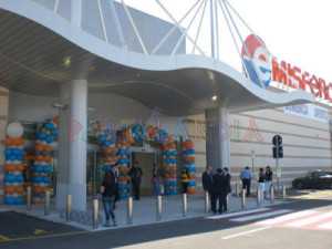 inaugurazione centro commerciale, archi e colonne di palloncini blu e arancioni