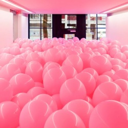 pavimento coperto di palloni rosa