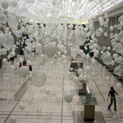palloni bianchi e trasparenti sospesi in una galleria