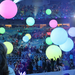palloni giganti luminosi sospesi in uno stadio