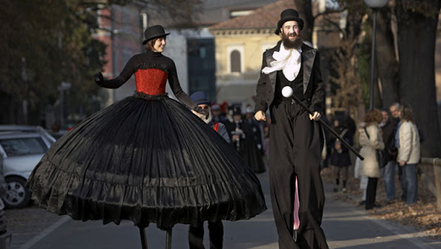 animazioni e spettacoli per matrimoni: due trampolieri vestiti da cerimonia passeggiano