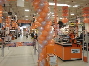 inaugurazione aziendale: colonne di palloncini arancioni e argentate vicino alle casse