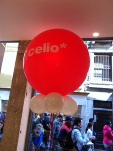 palloncini brandizzati: pallone gigante rosso gonfiato ad elio con stampa bianca
