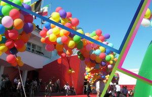 Realizzazione di allestimenti per grandi eventi, enormi ciuffi di palloncini colorato gonfiati ad elio