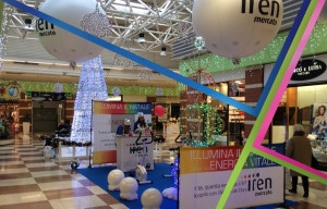 esempio di marketing below the line con palloni bianchi giganti e allestimeto natalizio luminoso