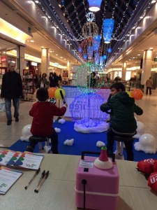 esempio di marketing below the line, bambini pedalano per far illuminare i led dell'albero di natale
