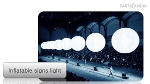 fila di palloni giganti bianchi illuminati