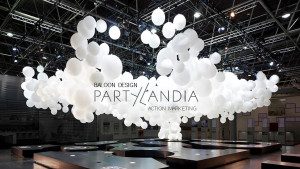 scenografie per stand fieristici: una coreografia di palloni bianchi con marchio partylandia in primo piano