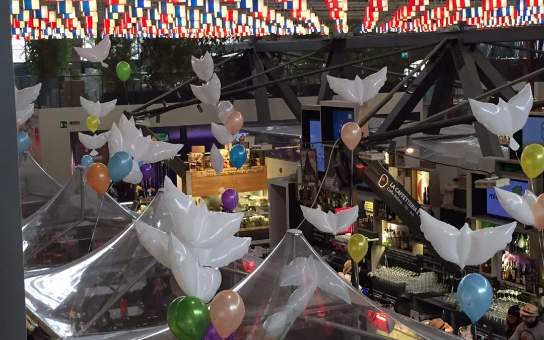 Palloncini personalizzati per Pasqua e colombe in myler volano sul mercato di Firenze