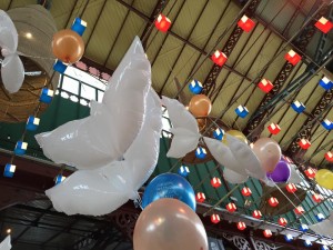palloncini a forma di colomba bianca e colorati sospesi