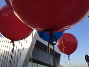 Particolare palloni giganti blu e rossi ad elio