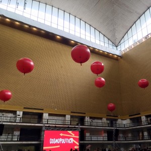Allestimenti feste aziendali palloni gonfiabili di grandi dimensionii rossi sospesi
