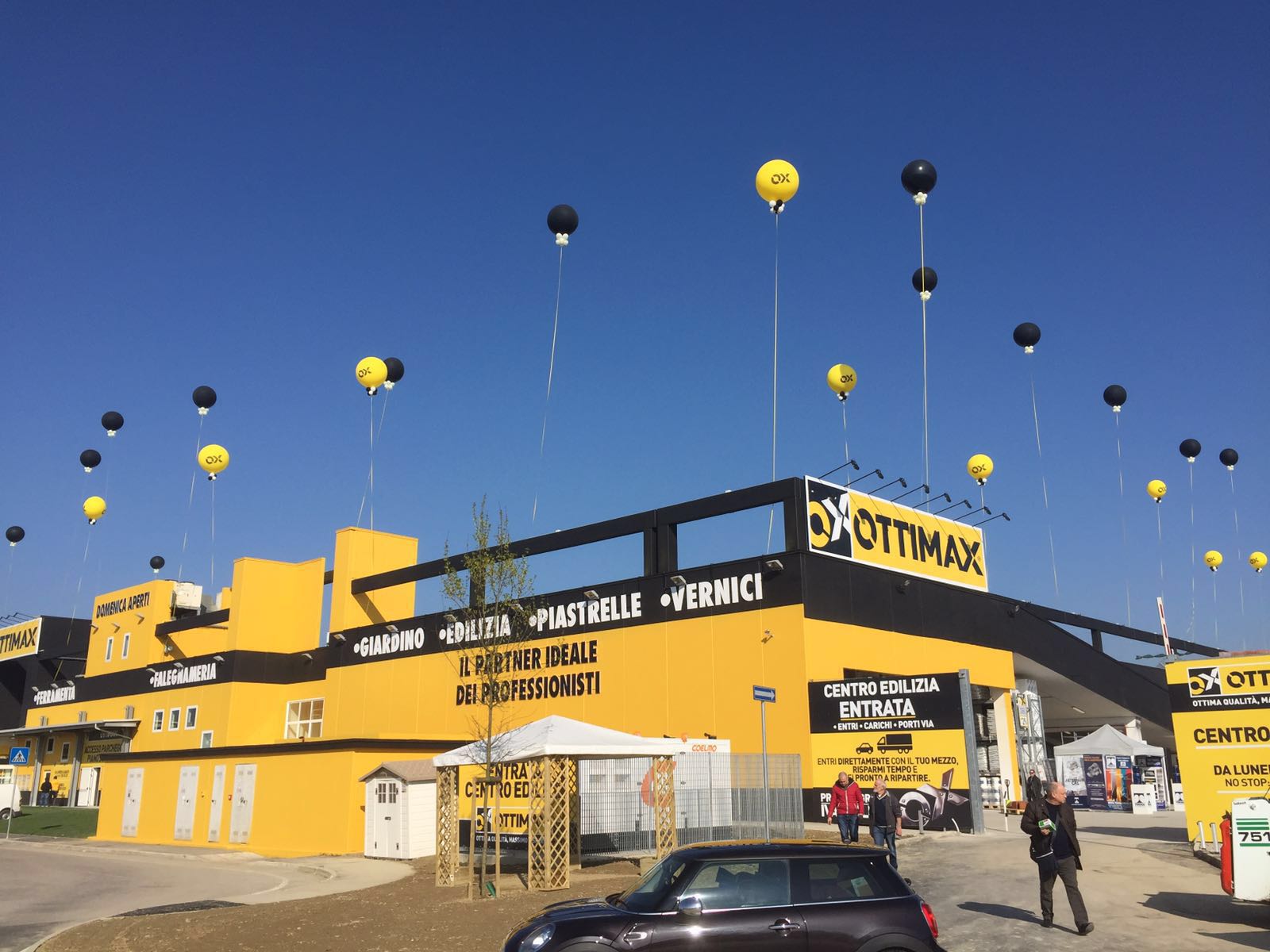 Allestimenti feste aziendali palloni ad elio giganti gialli e neri sospesi