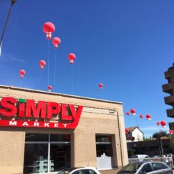 palloni giganti ad elio rossi sopra il tetto