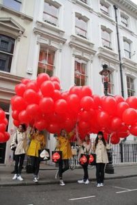 street marketing con i palloni rossi