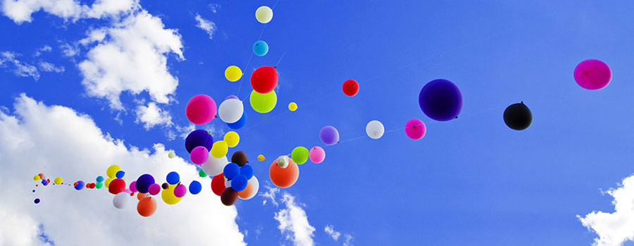palloncini che volano in cielo